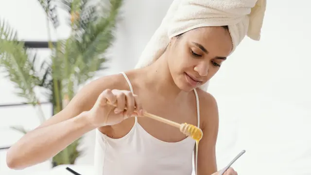 1. Minyak Kelapa dan Madu untuk Memperbaiki Rambut Rusak [Dok/freepik.com]