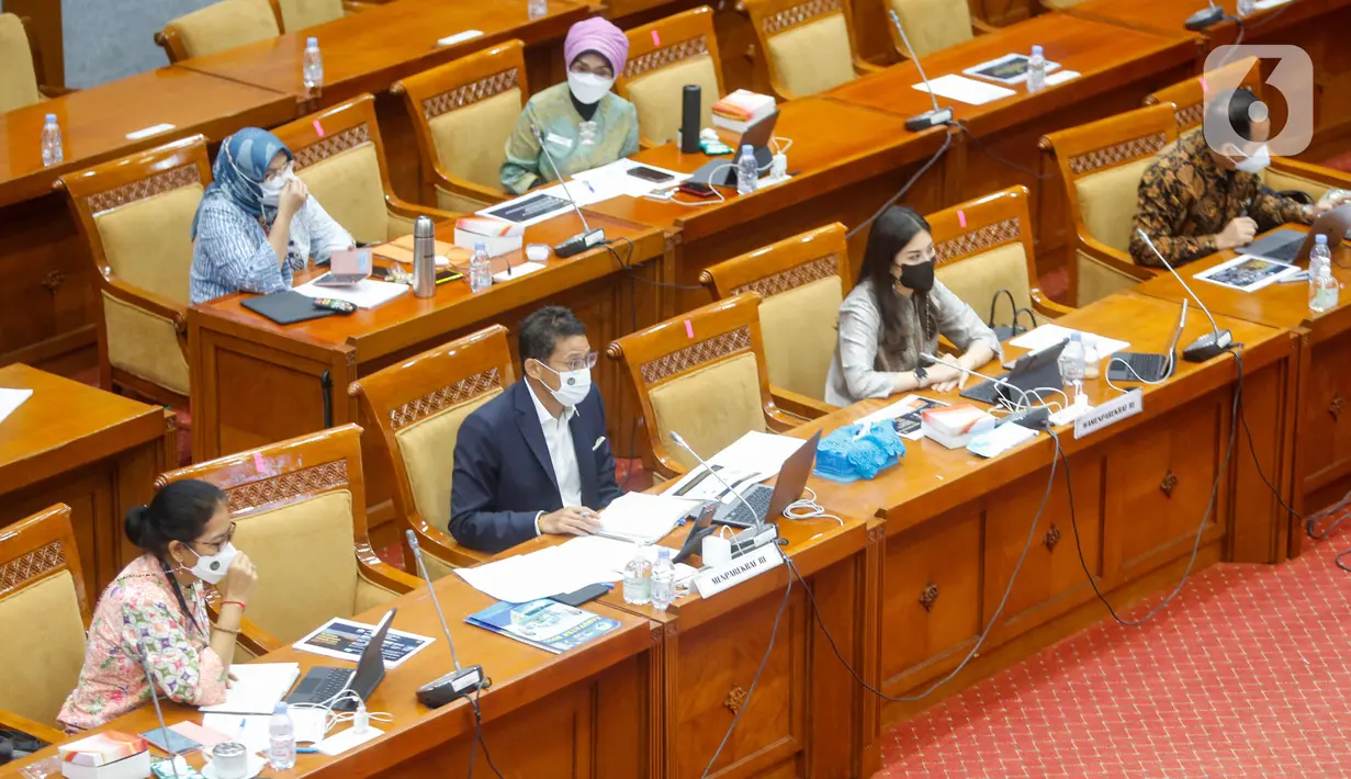 Menteri Pariwisata dan Ekonomi Kreatif Sandiaga Salahuddin Uno (kedua kiri) dan Wakil Menteri Angela Tanoesoedibjo (kedua kanan) rapat kerja dengan Komisi X DPR membahas dampak pemotongan anggaran APBN TA 2021 di Kompleks Parlemen, Senayan, Jakarta, Kamis (25/3/2021). (Liputan6.com/Angga Yuniar)