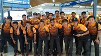 Timnas Malaysia U-23 di KLIA sebelum bertolak menuju Jakarta untuk menjalani Asian Games 2018. (Bola.com/Dok. Ong Kim Swee Twitter)