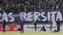 Pemain Persita Tangerang tampak kecewa usai gawangnya dibobol PSS Sleman pada laga Liga 2 di Stadion Benteng Taruna, Tangerang, Jumat (26/10/2018). Kedua tim bermain imbang 1-1. (Bola.com/M Iqbal Ichsan)