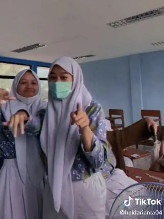 6 Potret Halda Adik Arafah Rianti saat Pakai Seragam SMA Ini Curi Perhatian