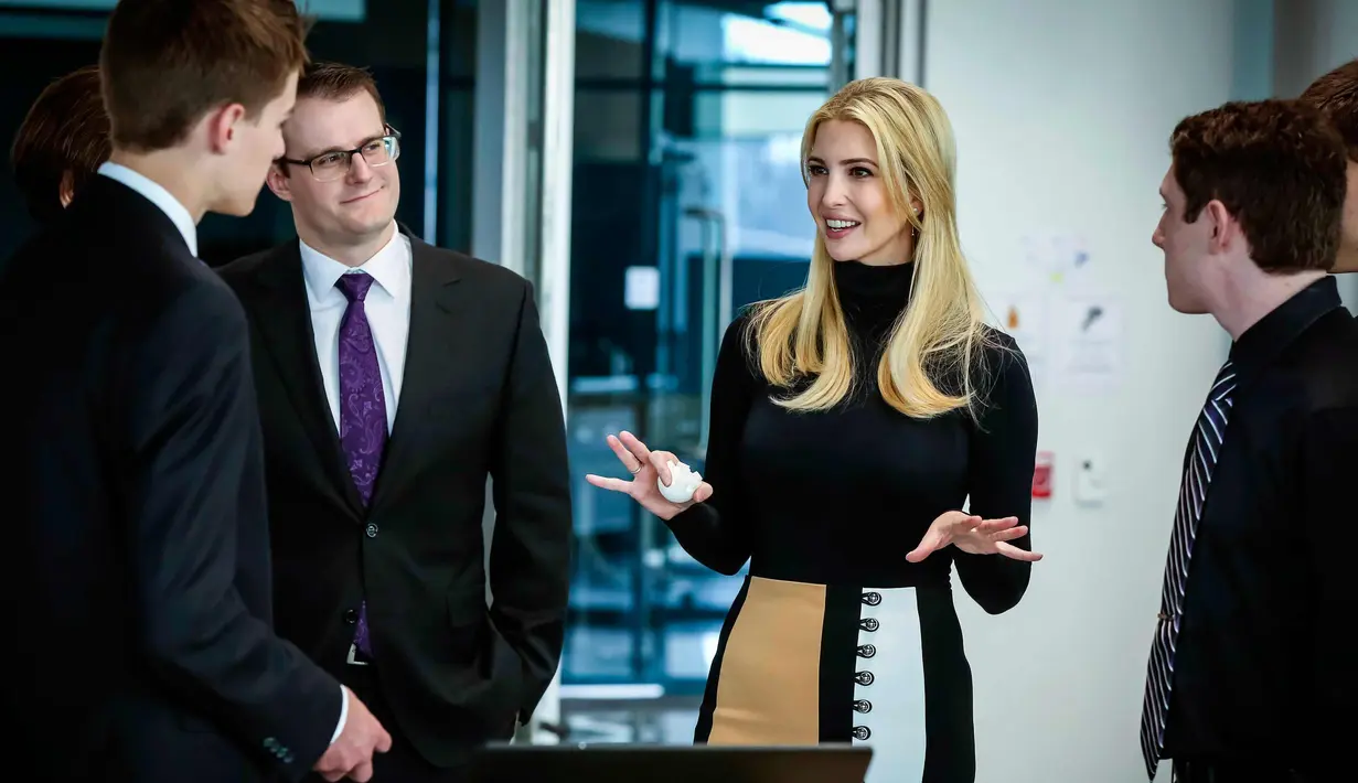 Putri Presiden AS Donald Trump, Ivanka Trump berbincang saat tur mengunjungi Waukee Innovation and Learning Center di Waukee, Iowa, (19/3). (Rodney White / The Des Moines Register via AP)