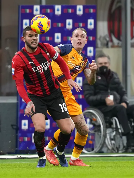 Pemain AC Milan Theo Hernandez (kiri) berebut bola dengan pemain AS Roma Rick Karsdorp pada pertandingan sepak bola Serie A Liga Italia di Stadion San Siro, Milan, Italia, 6 Januari 2022. AC Milan menang 3-1. (AP Photo/Antonio Calanni)