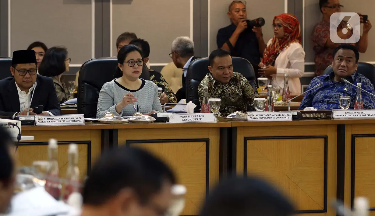 Ketua DPR Puan Maharani (kedua kiri), Wakil Ketua DPR Rachmad Gobel, Sufmi Dasco, dan Muhaimin Iskandar memimpin rapat kerja gabungan antara Menko PMK, Menteri Keuangan, Menteri Kesehatan, dan Menteri Sosial dengan DPR di Kompleks Parlemen, Jakarta, Selasa (18/2/2020). (Liputan6.com/Johan Tallo)