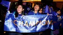 Fans Leicester City menyambut para pemain dengan spanduk Champions saat tiba di Bandara International Suvarnabhumi, Bangkok, Thailand, (18/5/2016). (Reuters/Athit Perawongmetha)