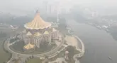 Foto udara memperlihatkan kabut asap menyelimuti kawasan di sekitar gedung Dewan Undangan Negeri Sarawak di Kuching, Malaysia, Selasa, 1 September 2026. (AFP)