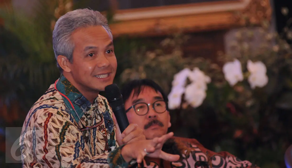 Gubernur Jateng, Ganjar Pranowo (kiri) memberikan presentasi usai pemberian penghargaan program pengendalian inflasi 2016 di Jakarta, Senin (25/4/2016). 13 klaster dinilai sukses mendukung program pengendalian inflasi. (Liputan6.com/Helmi Fithransyah)