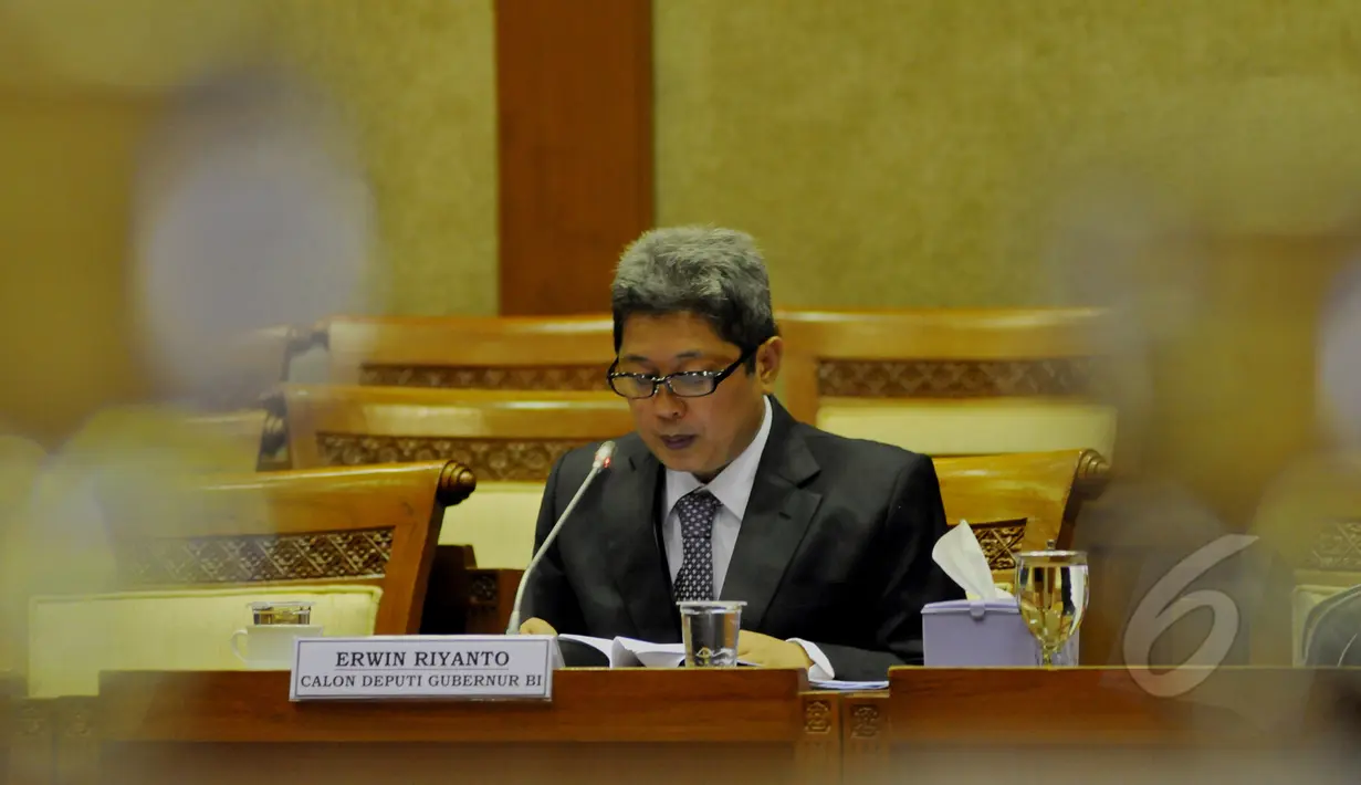 Kandidat Deputi Gubernur BI, Erwin Riyanto mengikuti uji kelayakan dengan Komisi XI DPR RI di Kompleks Parlemen, Jakarta, Senin (20/4/2015). Salah satu dari ketiga kandidat akan menggantikan Halim Alamsyah. (Liputan6.com/Andrian M Tunay)