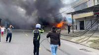 Kebakaran di Jalan Raya Kapas Panji, Nagari Taluak IV Suku Kecamatan Banuhampu Kabupaten Agam, Sumatera Barat, Minggu (12/2/2023). (Liputan6.com/ist)