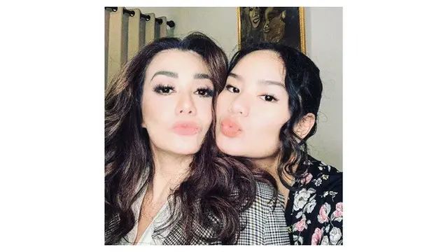 Jarang Tersorot, Ini 7 Potret Kebersamaan Reza Artamevia dan Zahwa Massaid