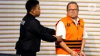 Pemilik PT Sakti Mait Jaya Langit (SMJL) dan PT Mega Alam Sejahtera (MAS) pada grup PT Bara Jaya Utama (BJU), Hendarto, saat dihadirkan pada rilis penahanan tersangka di gedung Merah Putih Komisi Pemberantasan Korupsi (KPK), Jakarta, Kamis (28/8/2025). (Liputan6.com/Helmi Fithriansyah)