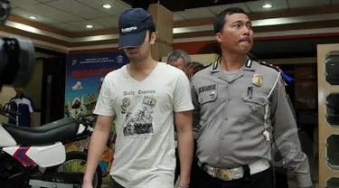 Pengemudi Mistsubshi Outlander maut, Christopher Daniel Sjarief, yang ditahan di tahanan Dirlantas Polda Metro dibawa menuju tahanan Kejaksaan Negeri Jakarta Selatan, Kamis (16/4/2014). (Liputan6.com/Johan Tallo)