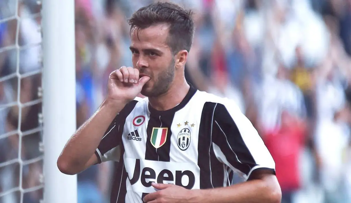 Ekspresi pemain Juventus, Miralem Pjanic, setelah mencetak gol ketiga ke gawang Sassuolo dalam lanjutan Serie A di Juventus Stadium, Turin, Sabtu (10/9/2016). (Reuters/Giorgio Perottino)