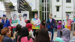 Ribuan warga berbondong-bondong untuk melihat karnaval KAA, Bandung, Sabtu (26/4/2015). Sejumlah warga terlihat berfoto di tengah keramaian suasana parade KAA. (Liputan6.com/Herman Zakharia)
