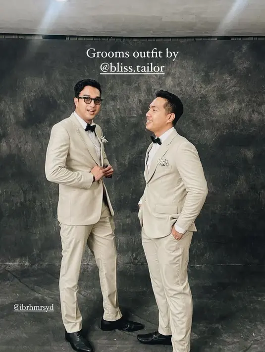 Aktor Ibrahim Risyad hadir sebagai groomsmen mengenakan setelan jas berwarna soft cream dan dasi kupu-kupu hitamnya. [@ibrhmrsyd]