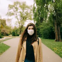 Ilustrasi menggunakan masker di ruang terbuka. (Sumber foto: Pexels.com).