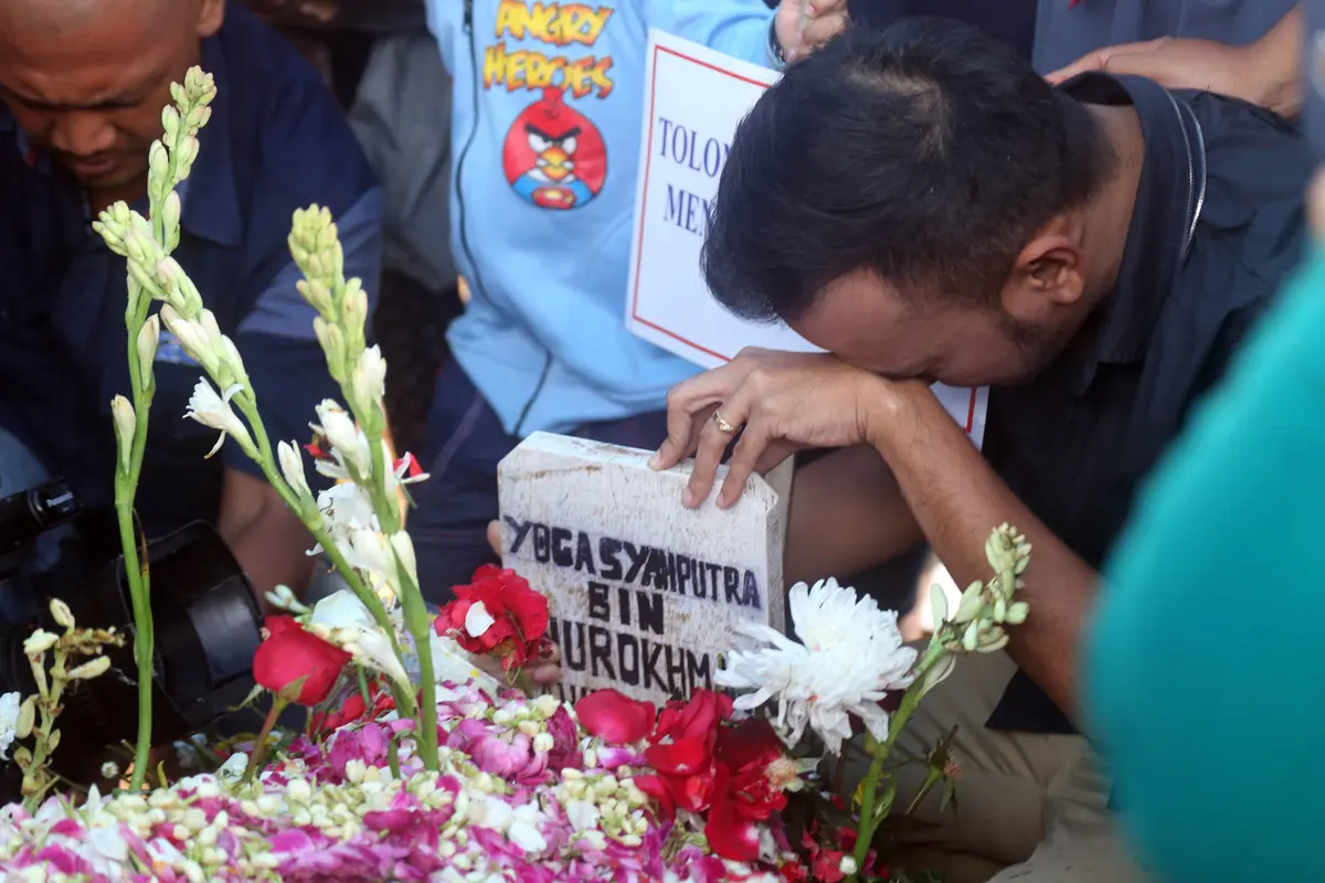 [Bintang] Ruben Onsu ziarah Makam Olga