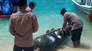 Tim Gegana Brimob Polda NTB memastikan benda tersebut tidak mengandung bahan peledak atau radioaktif. Tampak dalam foto yang diambil pada 6 April 2026 menunjukkan sebuah objek mirip torpedo dengan panjang 3,7 meter dan lebar 65 sentimeter, yang ditemukan oleh seorang nelayan di dekat Selat Lombok setelah terseret ke pantai di Gili Trawangan, Nusa Tenggara Barat. (Foto oleh AFP)