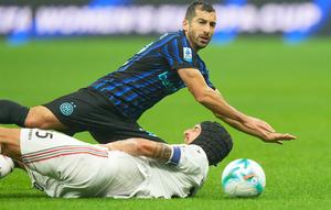 Henrikh Mkhitaryan berebut bola dengan Matteo Bianchetti dalam laga Serie A antara Inter Milan dan Cremonese di San Siro, Milan, Italia, Sabtu, 4 Oktober 2025. (AP Photo/Luca Bruno)