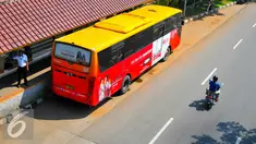 Bus Transjakarta saat berhenti di halte Universitas Indonesia Depok, Jakarta, Senin (25/4/2016). Transjakarta tambah 4 rute baru untuk memudahkan warga luar Jakarta. (Liputan6.com/Yoppy Renato)