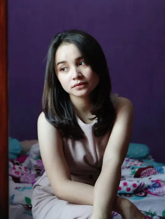 Penyanyi kelahiran Pasuruan ini memang memiliki kecantikan yang sangat natural. Berpose dengan pakaian berwarna soft, penampilannya tetap terlihat menakjubkan dan menarik perhatian. (Liputan6.com/IG/@tasya_ratu_gopo)