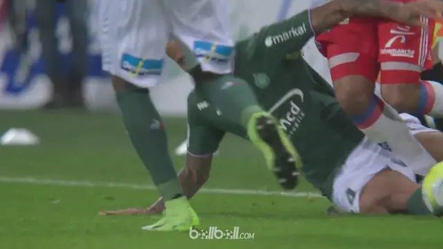 VIDEO: Tekel Berbahaya Bek St Etienne ke Gelandang Lyon