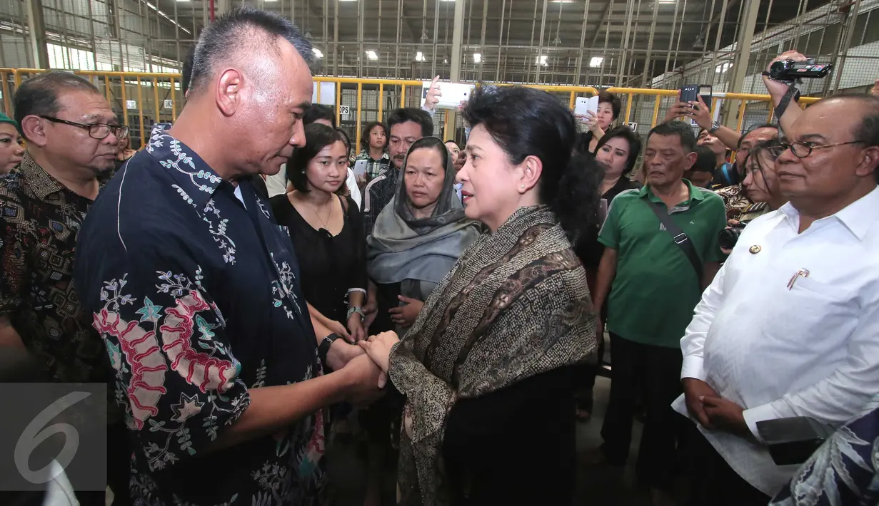 Menkes Nila F Moeloek saat memberikan ucapan belasungkawa kepada keluarga Dionisius Giri Samudra (Andra) di Bandara Soekarno Hatta, Tangerang, Jumat (13/11). Andra meninggal saat bertugas di Kota Dobo, Kepulauan Aru, Maluku.  (Liputan6.com/Angga Yuniar)