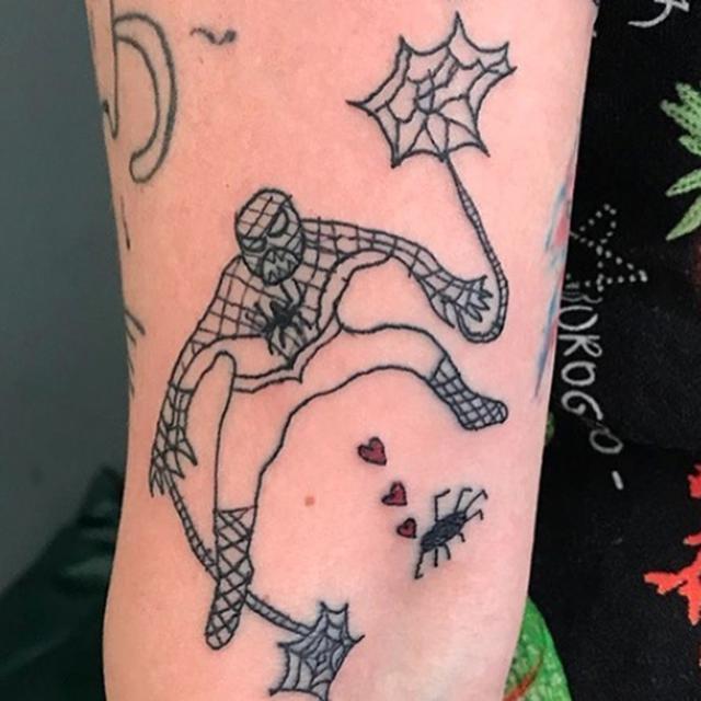 6 Tato Nyeleneh di Lengan Ini Absurd Banget, Gagal Keren