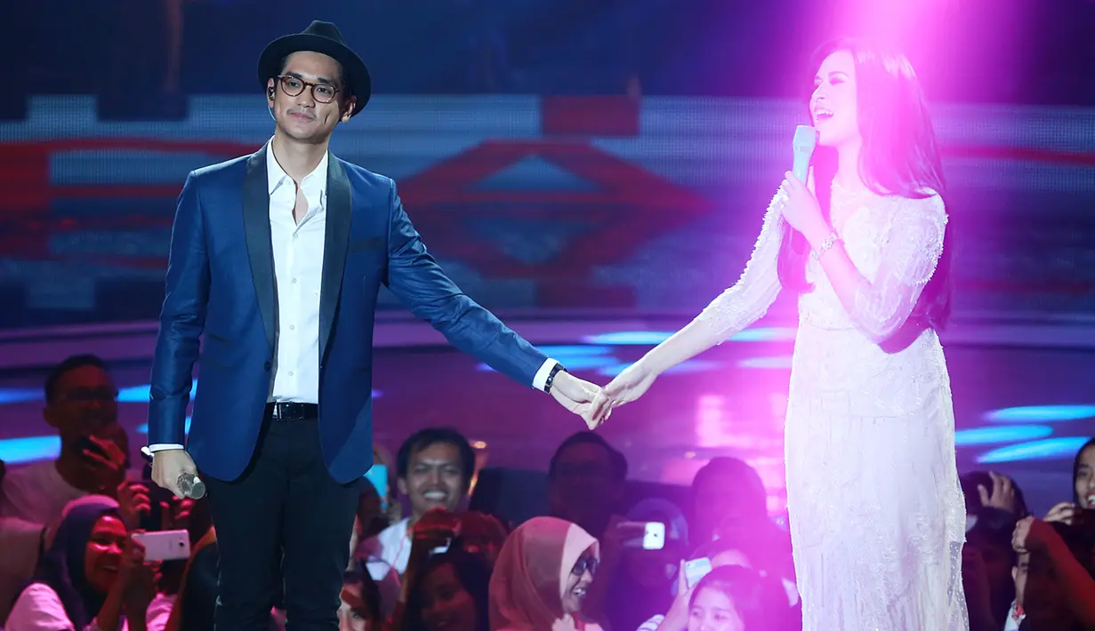 Afgan mengenakan jas, topi dan kacamata yang menjadi ciri khasnya terlihat keren. Sedangkan, Raisa anggun dengan gaun panjang, dan rambut yang dibiarkan tergerai. (Deki Prayoga/Bintang.com)