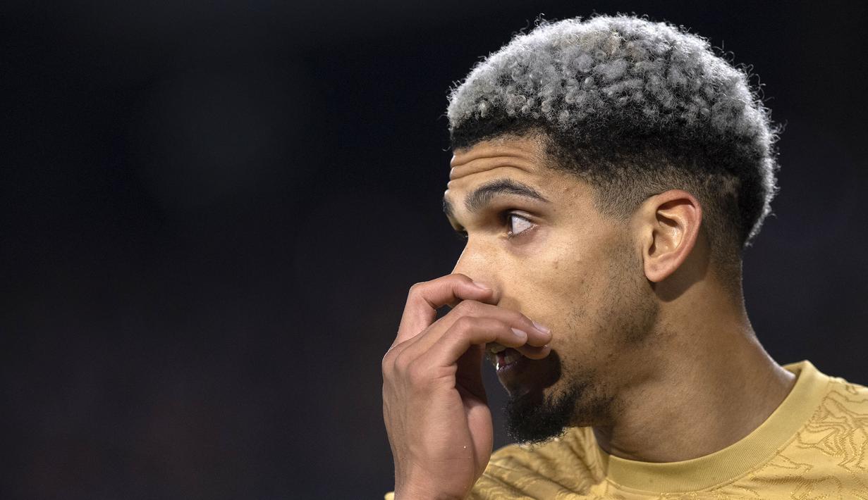 Reaksi pemain Barcelona, Ronald Araujo saat menghadapi Real Betis pada laga lanjutan Liga Spanyol di Benito Villamarin Stadium, Sevilla. 1 Februari 2023. Blaugrana telah mencapai kesepakatan dengan transfer Araujo ke LA Galaxy pada bursa transfer musim dingin 2023. Sayangnya, hal tersebut gagal setelah dokumen telat dikirmkan karena komputer yang sempat error. (AFP/Jorge Guerrero)