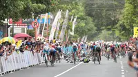 Sejumlah pembalap mengalami crash  pada etape kedua Banyuwangi tour de Ijen 2024 (Istimewa)