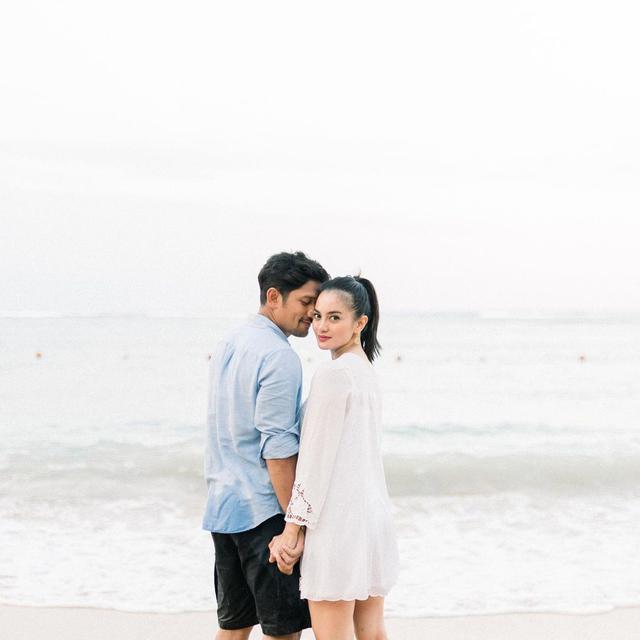 6 Potret Pemotretan Honeymoon Ibnu Jamil dan Ririn Ekawati, Romantis