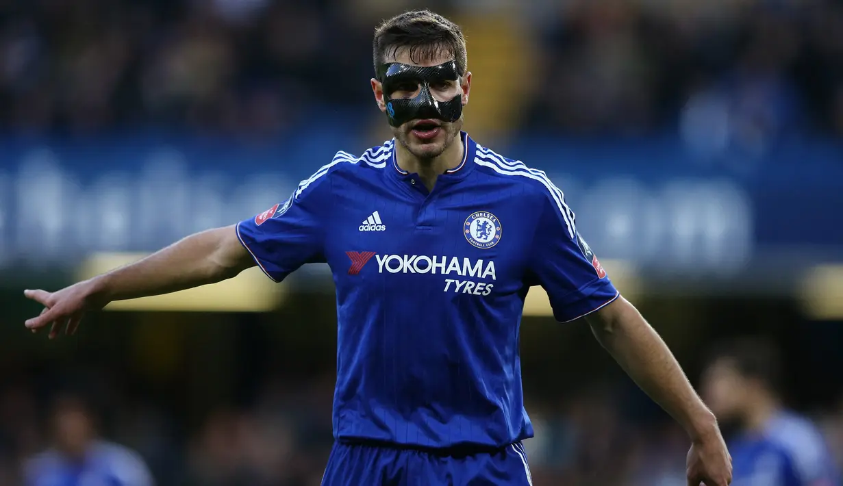 Cesar Azpilicueta. Bek kanan Spanyol berusia 33 tahun yang telah membela Chelsea sejak awal musim 2012/2013 ini tercatat pernah mengenakan topeng akibat cedera pada 2016. Cedera didapat saat Chelsea menghadapi tuan rumah Crystal Palace pada laga Liga Inggris pekan ke-20 (3/1/2016). Saat itu ia tanpa sengaja terkena tendangan striker Crystal Palace, Fraizer Campbell. (AFP/Justin Tallis)