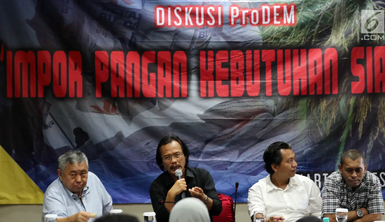 Ketum Asosiasi Bank Benih Tani Indonesia (AB2TI) Dwi Andreas Santosa saat berbicara dalam diskusi Prodem di Jakarta, Kamis (6/12). Rencana pemerintah yang akan kembali melakukan impor beras pada Januari 2019 menuai pro-kontra. (Liputan6.com/JohanTallo)