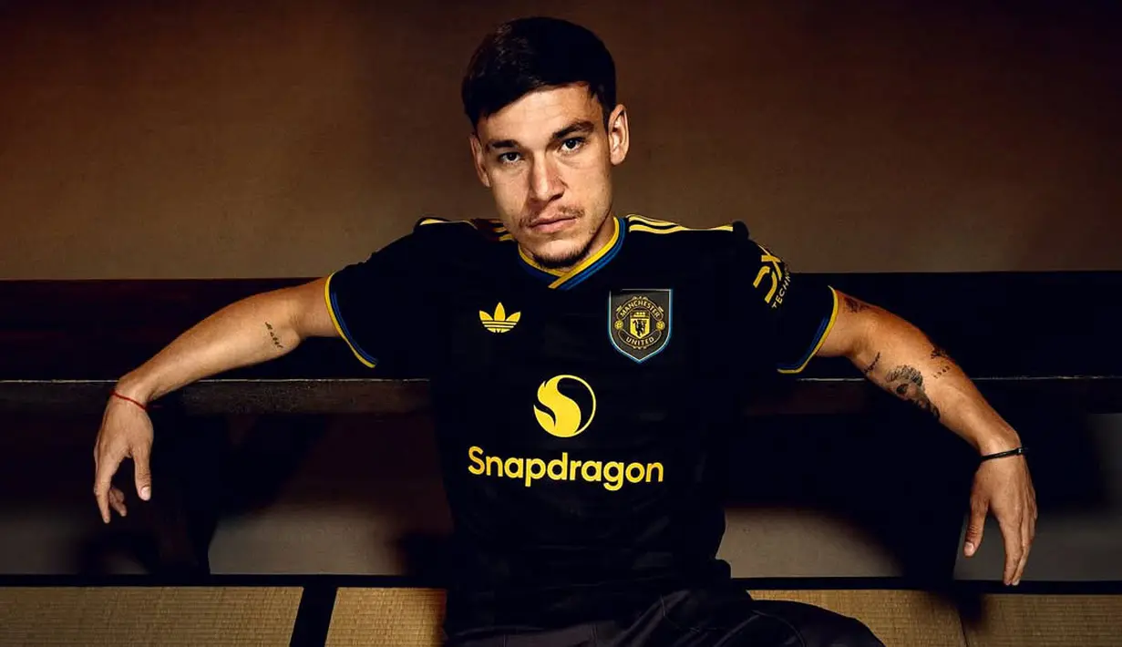 Kolaborasi antara Manchester United dan Adidas memadukan palet warna hitam, emas, dan biru sebagai identitas kuat dari jersey era tersebut. (@ManUtd)