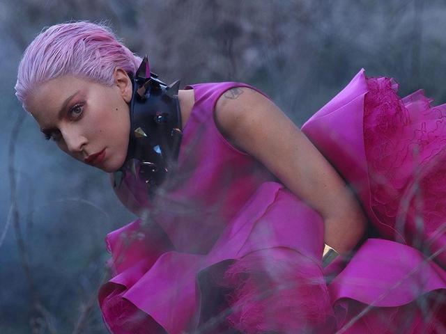 Lady Gaga Tidak Bisa Bergerak Gara Gara Sebuah Gaun Merah Muda