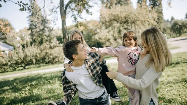 4 Tips Mengatur Screen Time Anak Selama Liburan Panjang Tanpa Tantrum