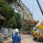 Sebuah crane jatuh di Jalan Kyai Maja, Kebayoran Baru, Jakarta Selatan, Kamis (15/10/2015). Alat besar yang tengah melakukan proyek ‎jalan layang ini menimpa salah satu rumah warga yang berada di sisi kanan jalan. (Liputan6.com/Helmi Afandi)