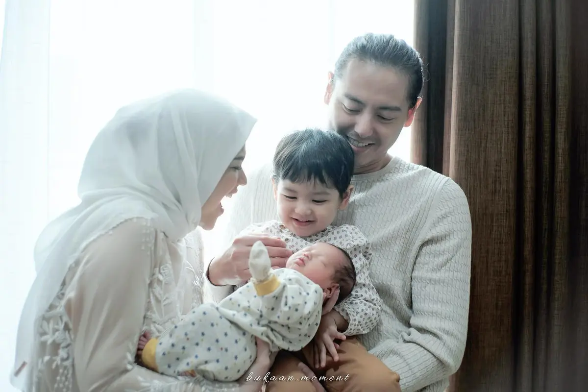 5 Potret Perdana Cut Meyriska dan Roger Danuarta Gendong Kedua Buah Hati