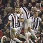 Para pemain West Bromwich merayakan gol ke gawang Liverpool pada laga Liga Premier Inggris di Stadion Anfield, Inggris, Minggu (13/12/2015). (AFP/Oli Scarff)