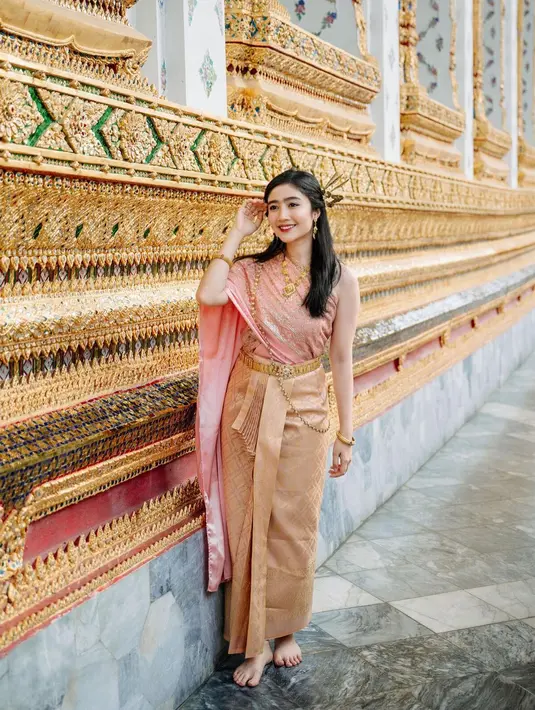 Yang lebih menarik adalah melihat penampilan Febby Rastanty dalam balutan baju adat Thailand. Ia tampil memesona dengan kain bernuansa merah muda dan roknya yang keemasan. [Foto: Instagram/febbyrastanty]