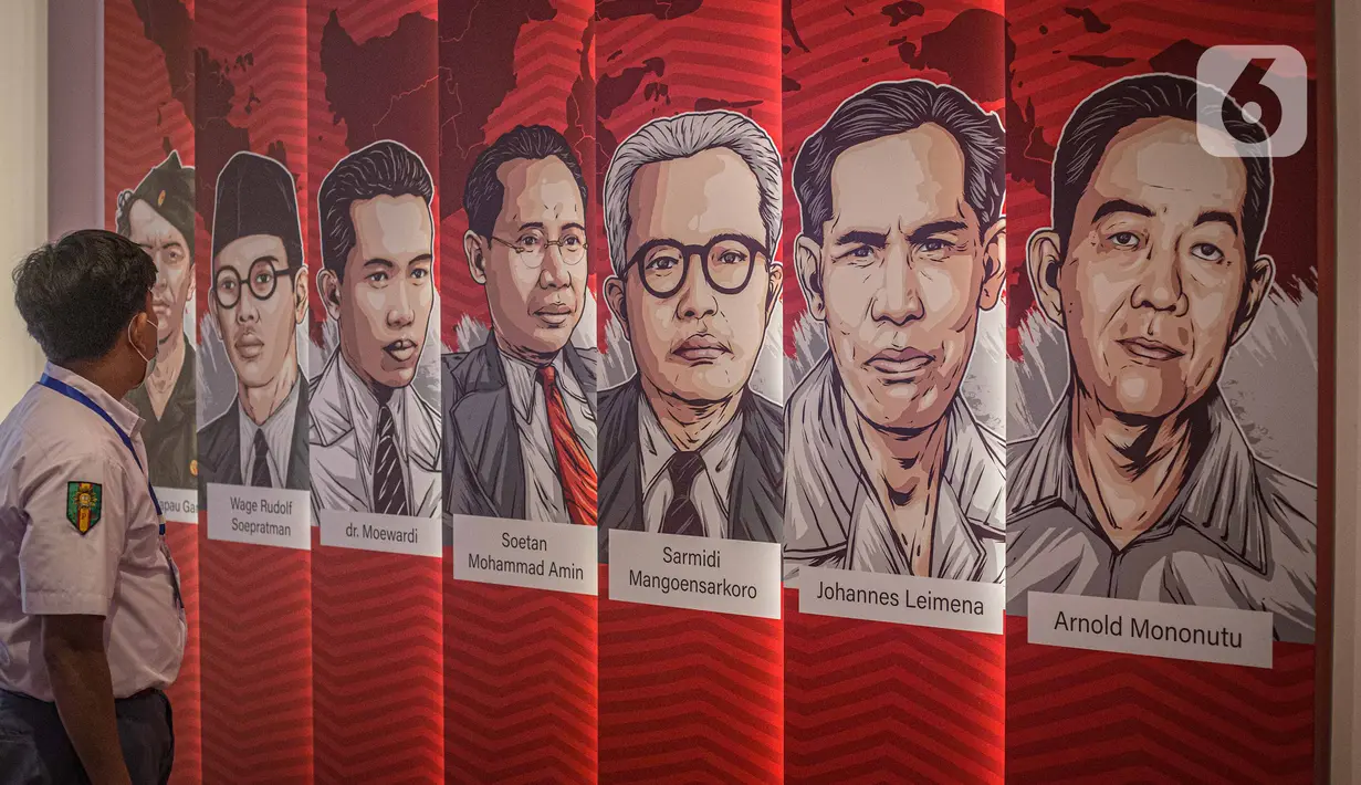 Pengunjung melintas di depan gambar tokoh-tokoh pergerakan pemuda di Museum Sumpah Pemuda, Jakarta, Kamis (24/3/2022). Museum Sumpah Pemuda menampilkan sejumlah perubahan dalam format penyajian informasi ke dalam bentuk teknologi digital guna menarik perhatian. (Liputan6.com/Faizal Fanani)