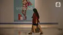 Pengunjung membawa kantong belanja dari kertas saat mengunjungi Mall Grand Indonesia, Jakarta, Rabu (1/7/2020). Hari pertama larangan penggunaan kantong plastik di Jakarta, pusat perbelanjaan ini menerapkan penggunaan kantong belanja ramah lingkungan (KBRL). (Liputan6.com/Faizal Fanani)