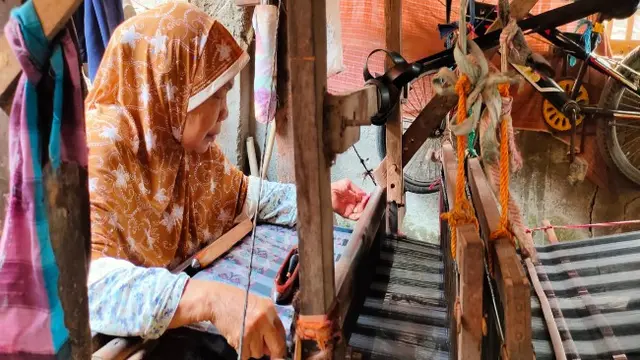 Semangat Nenek Juleha Penenun Kotrek Cirebon