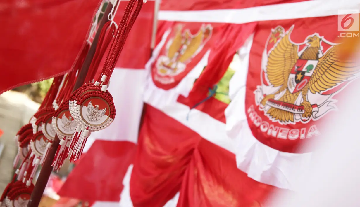 Aksesoris bernuansa HUT Kemerdekaan RI dijual di pinggir trotoar kawasan Pasar Minggu, Jakarta, Kamis (2/8). Menjelang perayaan HUT RI ke-73, sejumlah penjual bendera dan umbul-umbul mulai bermunculan di berbagai sudut Kota. (Liputan6.com/Herman Zakharia)