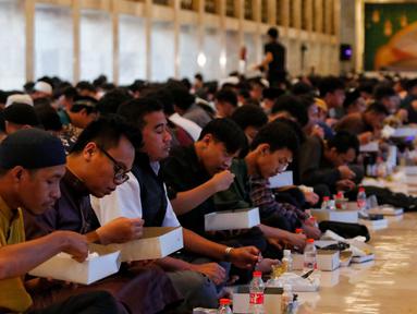 Umat muslim melakukan buka puasa bersama yang di gelar di masjid Istiqlal, Jakarta, Kamis (23/3/2023).  (Liputan6 com/Angga Yuniar)