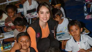 Cinta Laura Ceritakan Kondisi Anak-Anak di NTT, Masih Belajar di Bawah Terpal
