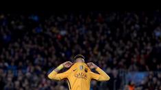 Ekspresi kekecewaan striker Barcelona, Neymar, setelah pemain Atletico, Fernando Torres mencetak gol ke gawang Barcelona pada leg pertama perempat final Liga Champions di Stadion Camp Nou, Rabu (6/4/2016) dini hari WIB. (AFP/Josep Lago)