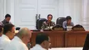 Presiden Joko Widodo didampingi Wapres Jusuf Kalla saat memimpin rapat terbatas persiapan Asian Games 2018 di Kantor Presiden Jakarta, Senin (28/5). (Liputan6.com/Angga Yuniar)