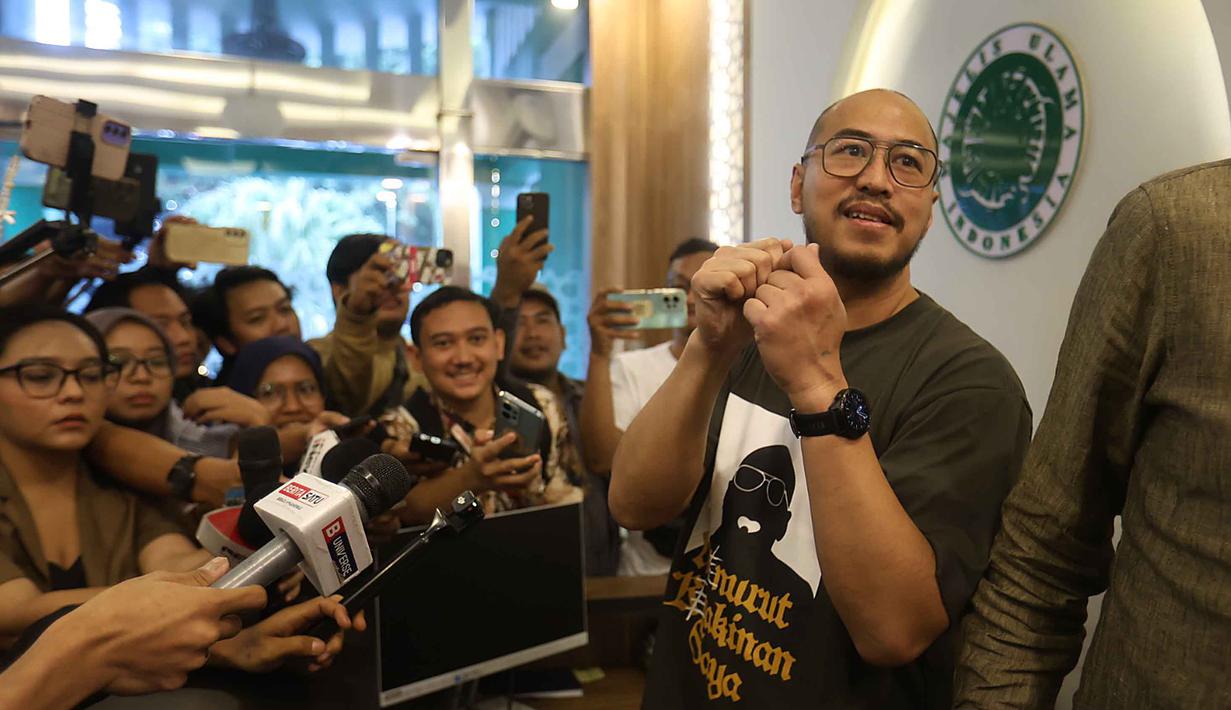 Didampingi kuasa hukumnya Haris Azhar, Pandji Pragiwaksono bertemu dengan Ketua MUI Bidang Fatwa, Asrorun Niam Sholeh. Tampak dalam foto, komika, Pandji Pragiwaksono saat menjawab pertanyaan pewarta di Gedung Majelis Ulama Indonesia (MUI), Jakarta, Selasa (3/2/2026). (Kapanlagi.com/Budy Santoso)